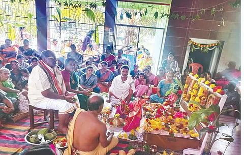 ಶ್ರೀರಾಮನಗರದ ಒಂದನೇ ವಾರ್ಡ್ ಶ್ರೀರಾಮ ಮಂದಿರದಲ್ಲಿ  ಶ್ರೀ ಗೋದಾದೇವಿ ರಂಗನಾಥಸ್ವಾಮಿ ಕಲ್ಯಾಣೋತ್ಸವ ಬುಧವಾರ ನಡೆಯಿತು. ದೇವಾಲಯ ಸಮಿತಿಯ ಪ್ರಮುಖರಾದ ಪುಷ್ಪಾವತಿ, ಮನ್ನೆ ಕೃಷ್ಣಮೂರ್ತಿ,ಕರಟೂರಿ ವೆಂಕಟರಾವ್, ಪೊಟ್ಲೂರಿ ವೆಂಕಟೇಶ್ವರರಾವ್ ಇತರರಿದ್ದರು.
