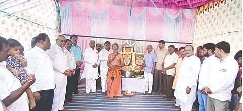 ಮಕರ ಸಂಕ್ರಾಂತಿ ನಿಮಿತ್ತ ಗಂಗಾವತಿ  ಶ್ರೀನೀಲಕಂಠೇಶ್ವರ ದೇವಾಲಯದಲ್ಲಿ ಶ್ರೀ ಅಯ್ಯಪ್ಪ ಸ್ವಾಮಿ ವಿಶೇಷ ಪೂಜೆ ನಡೆಯಿತು. ಮಾಜಿ ಸಚಿವ ಎಂ.ಮಲ್ಲಿಕಾರ್ಜುನ ನಾಗಪ್ಪ, ಮಾಜಿ ಎಂಎಲ್ಸಿ ಎಚ್.ಆರ್.ಶ್ರೀನಾಥ ಇತರರಿದ್ದರು.
