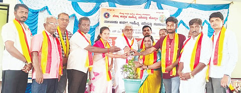 ಗಂಗಾವತಿ ತಾಲೂಕಿನ ಮರಳಿ ಎಸ್‌ಎಂಬಿಎಸ್ ಬಿ.ಇಡಿ ಕಾಲೇಜಿನಲ್ಲಿ ಎಂಎನ್‌ಬಿವಿ ಟ್ರಸ್ಟ್ ಮತ್ತು ಕಸಾಪ ತಾಲೂಕು ಘಟಕದಿಂದ ಹಮ್ಮಿಕೊಂಡಿದ್ದ ದತ್ತಿ ಉಪನ್ಯಾಸ ಕಾರ್ಯಕ್ರಮವನ್ನು ಎಂಎಸ್‌ಎಂಎಸ್ ಸಮೂಹ ಶಿಕ್ಷಣ ಸಂಸ್ಥೆ ಅಧ್ಯಕ್ಷ ಎಚ್.ಎಂ.ಸಿದ್ರಾಮಯ್ಯ ಸ್ವಾಮಿ ಉದ್ಘಾಟಿಸಿದರು. ಕಸಾಪ ಜಿಲ್ಲಾಧ್ಯಕ್ಷ  ಶರಣೇಗೌಡ ಪೊ.ಪಾಟೀಲ್, ತಾಲೂಕು ಅಧ್ಯಕ್ಷ ಎಂ.ರುದ್ರೇಶ ಆರಾಳ್, ಎಸ್‌ಕೆಎನ್‌ಜಿ ಸರ್ಕಾರಿ ಪದವಿ ಕಾಲೇಜು ಸಹ ಪ್ರಾಧ್ಯಾಪಕಿ ಡಾ.ಮುಮ್ತಾಜ್ ಬೇಗಂ ಇತರರಿದ್ದರು.