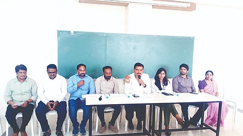 ಗಂಗಾವತಿ ತಾಲೂಕಿನ ವಡ್ಡರಹಟ್ಟಿಯ ಶ್ರೀ ವಿದ್ಯಾನಿಕೇತನ ಪದವಿ ಕಾಲೇಜಿನಲ್ಲಿ ಹಮ್ಮಿಕೊಂಡ ಸುದ್ದಿಗೋಷ್ಠಿಯಲ್ಲಿ  ಶ್ರೀ ವಿದ್ಯಾನಿಕೇತನ ಸಮೂಹ ಶಿಕ್ಷಣ ಸಂಸ್ಥೆ ಅಧ್ಯಕ್ಷ ಸೂರಿಬಾಬು ನೆಕ್ಕಂಟಿ ಮಂಗಳವಾರ ಮಾತನಾಡಿದರು. ಸೀಡ್ಲಿಂಗ್ ಲ್ಯಾಬ್ ಸಿಇಒ ಶಾಂತಿ ಕುರುಪಾಟಿ, ಶ್ರೀ ವಿದ್ಯಾನಿಕೇತನ ಸಂಸ್ಥೆ ಉಪಾಧ್ಯಕ್ಷ  ಆದರ್ಶ ನೆಕ್ಕಂಟಿ ಇತರರಿದ್ದರು.
