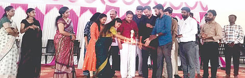 ಗಂಗಾವತಿ ಎಸ್‌ಕೆಎನ್‌ಜಿ ಸರ್ಕಾರಿ ಪದವಿ ಕಾಲೇಜಿನಲ್ಲಿ ಹಮ್ಮಿಕೊಂಡಿದ್ದ ಹರ್ಷೋತ್ಕರ್ಷ (ಯುೆರಿಯಾ) ಕಾರ್ಯಕ್ರಮವನ್ನು ಪ್ರಾಚಾರ್ಯ ಡಾ.ಶಿವರಾಜ ಗುರಿಕಾರ್ ಗುರುವಾರ ಉದ್ಘಾಟಿಸಿದರು. ಐಕ್ಯೂಎಸಿ ಸಹ ಸಂಯೋಜಕ ಅನಿಲ್‌ಕುಮಾರ, ಹಿರಿಯ ಪ್ರಾಧ್ಯಾಪಕ ಡಾ.ಅಣ್ಣೋಜಿರೆಡ್ಡಿ ಇತರರಿದ್ದರು.