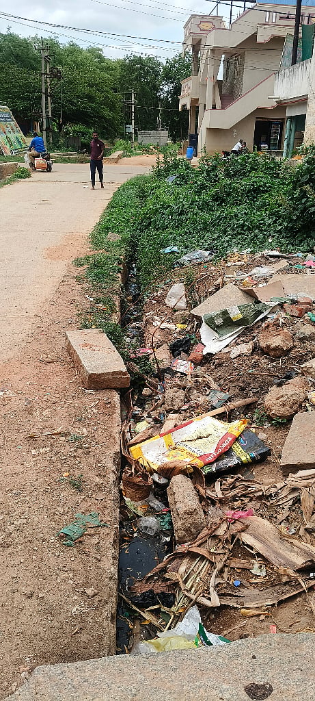 ಹೆತ್ತಕ್ಕಿ ಗ್ರಾಮದಲ್ಲಿ ಚರಂಡಿಯಲ್ಲಿ ತ್ಯಾಜ್ಯ ತುಂಬಿರುವುದು.
