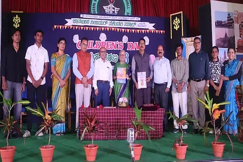ಜ್ಞಾನದೀಪ ವಿದ್ಯಾಸಂಸ್ಥೆಯಲ್ಲಿ ಆಯೋಜಿಸಿದ್ದ ಮಕ್ಕಳ ದಿನಾಚರಣೆಯಲ್ಲಿ ಮಕ್ಕಳ ಕೈಬರಹದ ಪುಸ್ತಕವನ್ನು ಬಿಡುಗಡೆ ಮಾಡಲಾಯಿತು. ಡಾ. ರಜನಿ ಪೈ, ಡಾ. ಕೆ.ಶ್ರೀಧರ್, ಎಚ್.ಎನ್.ಎಸ್.ರಾವ್, ಶ್ರೀಕಾಂತ್ ಹೆಗಡೆ ಇತರರಿದ್ದರು.