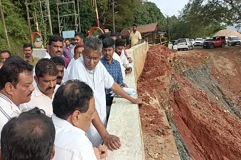 ಹುಲಿಕಲ್ ಘಾಟ್ ರಸ್ತೆ ಕಾಮಗಾರಿಯನ್ನು ಪಿಡಬ್ಲುೃಡಿ ಸಚಿವ ಜಾರಕಿಹೊಳಿ ವೀಕ್ಷಿಸಿದರು. ಮಾಜಿ ಸಚಿವ ಕಿಮ್ಮನೆ ರತ್ನಾಕರ್ ಇತರರಿದ್ದರು.
