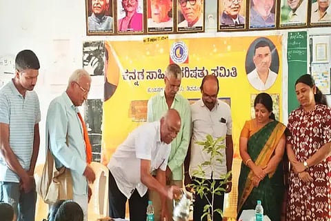 ಹೊಸನಗರ ತಾಲೂಕಿನ ಸಂಪೆಕಟ್ಟೆಯಲ್ಲಿ ಆಯೋಜಿಸಿದ್ದ ದತ್ತಿನಿಧಿ ಕಾರ್ಯಕ್ರಮವನ್ನು ಸಾಹಿತಿ ಅಂಬ್ರಯ್ಯಮಠ ಉದ್ಘಾಟಿಸಿದರು. ಗಣೇಶಮೂರ್ತಿ, ಚಂದ್ರ ಶೆಟ್ಟಿ, ಟಿ.ಕ್ಷಮಾ ಇತರರಿದ್ದರು.