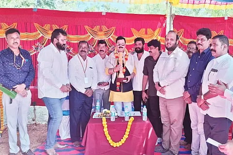 ಕೊಡಚಾದ್ರಿ ಕಾಲೇಜಿಗೆ ಗ್ರಂಥಾಲಯ ಕೊಡುಗೆ ನೀಡಿದ ಶಾಸಕ ಗೋಪಾಲಕೃಷ್ಣ ಬೇಳೂರು ಅವರನ್ನು ಸನ್ಮಾನಿಸಲಾಯಿತು. ಉಮೇಶ್, ಜಿ.ಎನ್.ಪ್ರವೀಣ್, ಚಿದಂಬರ್, ಸುಬ್ರಹ್ಮಣ್ಯ ಇತರರಿದ್ದರು.