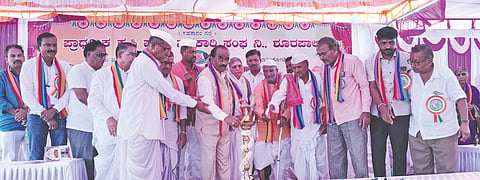 ಜಮಖಂಡಿ ತಾಲೂಕಿನ ಶೂರ್ಪಾಲಿ ಗ್ರಾಮದ ಪುನರ್ವಸತಿ ಕೇಂದ್ರದಲ್ಲಿ ಪಿಕೆಪಿಎಸ್‌ನ ನೂತನ ಕಟ್ಟಡವನ್ನು ಶಾಸಕ ನಾಡೋಜ ಜಗದೀಶ ಗುಡಗುಂಟಿ ಉದ್ಘಾಟಿಸಿದರು. ಸುನಂದಮ್ಮ ತಾಯಿ, ಬಿ.ಎಸ್. ಸಿಂಧೂರ, ರಾಮಪ್ಪ ಕಣಬೂರ ಇತರರಿದ್ದರು.