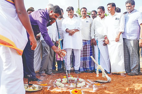 ತಿ.ನರಸಿಪುರ ತಾಲೂಕಿನ ಮೂಗೂರು ಗ್ರಾಮದ ಹೊರವಲಯದಲ್ಲಿ ಕಬಿನಿ ನಾಲಾ ವ್ಯಾಪ್ತಿಯ ನಾಲೆ ಹಾಗೂ ರಸ್ತೆ ಅಭಿವೃದ್ಧಿ ಕಾಮಗಾರಿಗೆ ಶಾಸಕ ಡಾ.ಎಚ್.ಸಿ.ಮಹದೇವಪ್ಪ ಭೂಮಿಪೂಜೆ ನೆರವೇರಿಸಿದರು. ಸಿ.ಎಸ್.ಪುಟ್ಟರಾಜು, ಎಂ.ಬಿ.ಸಾಗರ್, ದಿಲೀಪ್ ಕುಮಾರ್, ಸುರೇಂದ್ರ ಇತರರು ಇದ್ದರು.