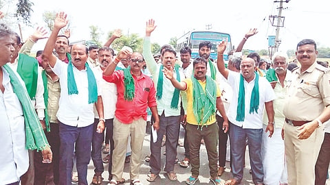ತಿ.ನರಸೀಪುರ ಪಟ್ಟಣದ ರಾಷ್ಟ್ರೀಯ ಹೆದ್ದಾರಿಯಲ್ಲಿ ಕಬ್ಬು ಬೆಳೆಗಾರರ ಸಂಘದ ಪದಾಧಿಕಾರಿಗಳು ರಸ್ತೆ ಸಂಚಾರ ತಡೆದ ಪ್ರತಿಭಟನೆ ನಡೆಸಿದರು. ಕಿರಗಸೂರು ಶಂಕರ್, ಅತ್ತಹಳ್ಳಿ ದೇವರಾಜ್, ಕೆ.ಜಿ.ಗುರುಸ್ವಾಮಿ, ಸಿದ್ದೇಶ್, ಬಿ.ಪಿ. ಪರಶಿವಮೂರ್ತಿ ಇತರರು ಇದ್ದರು.