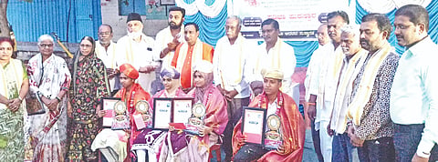 ಕೆಂಭಾವಿ ಪಟ್ಟಣದ ಸ್ಪಂದನಾ ಶಾಲೆಯಲ್ಲಿ ದಿ.ಬಸವಂತ್ರಾಯ ಪಾಟೀಲ್​ ಸ್ಮರಣಾರ್ಥ ಬುಧವಾರ ಹಮ್ಮಿಕೊಂಡ ಎಸ್ಸೆಸ್ಸೆಲ್ಸಿಯಲ್ಲಿ ಸಾಧನೆ ಮಾಡಿದ ನಾಲ್ವರು ವಿದ್ಯಾರ್ಥಿಗಳಿಗೆ ಪ್ರತಿಭಾ ಪುರಸ್ಕಾರ ನೀಡಿ ಸನ್ಮಾನಿಸಲಾಯಿತು. ಶ್ರೀ ಚನ್ನಬಸವ ಶಿವಾಚಾರ್ಯ, ವಾಮನರಾವ ದೇಶಪಾಂಡೆ, ಡಿ.ಸಿ.ಪಾಟೀಲ್​, ಮಹಿಪಾಲರೆಡ್ಡಿ ಡಿಗ್ಗಾವಿ ಇತರರಿದ್ದರು