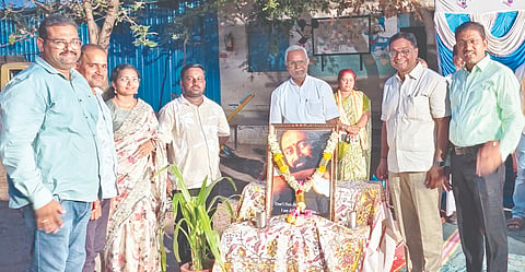 ಕೆಂಭಾವಿ ಪಟ್ಟಣದ ಸ್ಪಂದನ ಆಂಗ್ಲ ಮಾಧ್ಯಮ ಶಾಲೆಯಲ್ಲಿ ಬುಧವಾರ ಆರ್ಟ್​ ಆಫ್​ ಲೀವಿಂಗ್​ನ ಶ್ರೀ ರವಿಶಂಕರ ಗುರೂಜಿ ಅವರ 70ನೇ ಜನ್ಮದಿನ ಆಚರಿಸಲಾಯಿತು. ಮೋಹನರೆಡ್ಡಿ ಡಿಗ್ಗಾವಿ, ರಾವೇಂದ್ರ, ನವೀನ, ಶ್ರೀನಿವಾಸ, ವೆಂಗಮಾಂಬ ಎಸ್​. ಇತರರಿದ್ದರು.