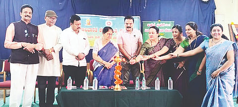 ಕೊಳ್ಳೇಗಾಲದ ಜೆಎಸ್‌ಎಸ್ ಮಹಿಳಾ ಕಾಲೇಜು ಸಭಾಂಗಣದಲ್ಲಿ ಶುಕ್ರವಾರ ಅಖಿಲ ಭಾರತ ಶರಣ ಸಾಹಿತ್ಯ ಪರಿಷತ್ತು, ಅಕ್ಕನ ಬಳಗ ಆಯೋಜಿಸಿದ್ದ ಲಿಂಗೈಕ್ಯ ಮಾಜಿ ಸಚಿವ ಎಚ್.ನಾಗಪ್ಪ ಕಾಮಗೆರೆ ದತ್ತಿ ಕಾರ್ಯಕ್ರಮದಲ್ಲಿ ಪರಿಮಳಾ ನಾಗಪ್ಪ, ಎಸ್.ನಾಗರಾಜು ಕೊಂಗರಹಳ್ಳಿ, ಶಿವಣ್ಣ ಇದ್ವಾಂಡಿ, ಗೀತಾ ಮಂಜುನಾಥ್, ಸವಿತಾ ಲೋಕೇಶ್ ಇದ್ದರು.