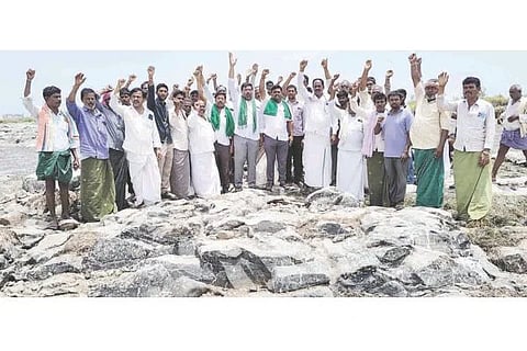 ಇಟಗಿ ಬಳಿ ರೈತರು ತುಂಗಭದ್ರಾ ನದಿಯಲ್ಲಿಳಿದು ಪ್ರತಿಭಟನೆ ನಡೆಸಿದರು. ರೈತಸಂಘದ ಕಾರ್ಯಾಧ್ಯಕ್ಷ ಬಿ.ವಿ.ಗೌಡ, ಪದಾಧಿಕಾರಿಗಳಾದ ಇಟಗಿ ಶರಣೇಗೌಡ, ಕೊಟ್ಟೂರು ರಮೇಶ, ವೆಂಕಟರಾಮರಾಜು, ನಾಗರಾಜ ಇತರರಿದ್ದರು. 