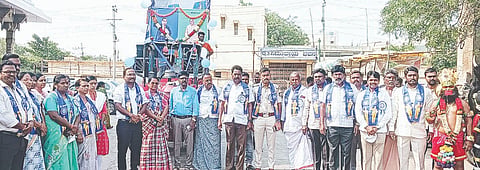 ಕುರುಗೋಡಿನಲ್ಲಿ ಅಂಬೇಡ್ಕರ್ ಹಾಗೂ ಬಾಬೂಜಿ ಭಾವಚಿತ್ರದ ಮೆರವಣಿಗೆ ಸಂದರ್ಭ ಪುರಸಭೆ ಅಧ್ಯಕ್ಷ ಟಿ. ಶೇಖಣ್ಣ, ತಹಸೀಲ್ದಾರ್ ನರಸಪ್ಪ, ಗ್ರೇಡ್ 2 ತಹಸೀಲ್ದಾರ್ ಮಲ್ಲೇಶಪ್ಪ, ಪ್ರಮುಖರಾದ ಶಿವಶಂಕರ, ಸಿದ್ದಪ್ಪ ಇತರರಿದ್ದರು.