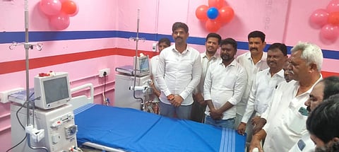 ಕುರುಗೋಡು ಸಮುದಾಯ ಆರೋಗ್ಯ ಕೇಂದ್ರದಲ್ಲಿ ಡಯಾಲಿಸಿಸ್ ಘಟಕಕ್ಕೆ ಶಾಸಕ ಜೆ.ಎನ್.ಗಣೇಶ್ ಚಾಲನೆ ನೀಡಿದರು.