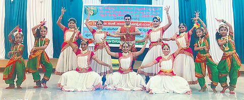 ಏಳುಬೆಂಚಿ ಗ್ರಾಮದಲ್ಲಿ ಕನ್ನಡ ಮತ್ತು ಸಂಸ್ಕೃತಿ ಇಲಾಖೆ ಸಹಯೋಗದಲ್ಲಿ ಆಯೋಜಿಸಿದ್ದ ಗ್ರಾಮೀಣ ಸಂಜೆ ಸಾಂಸ್ಕೃತಿಕೋತ್ಸವದಲ್ಲಿ ಶ್ರೀ ಮಾವಿನಹಳ್ಳಿ ಸಿದ್ದೇಶ್ವರ ರಂಗ ಸಂಸ್ಥೆ ಕಲ್ಚರಲ್ ಟ್ರಸ್ಟ್ ತಂಡದಿಂದ ನೃತ್ಯ ಪ್ರದರ್ಶಿಸಲಾಯಿತು. 