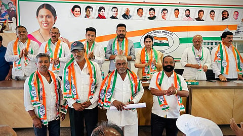 ಬೆಳಗಾವಿ ನಗರದಲ್ಲಿ ಶನಿವಾರ ಉಚಗಾಂವ್ ಬ್ಲಾಕ್ ಕಾಂಗ್ರೆಸ್ ನೂತನ ಅಧ್ಯಕ್ಷರ ಪದಗ್ರಹಣ ಕಾರ್ಯಕ್ರಮದಲ್ಲಿ ಸಚಿವೆ ಲಕ್ಷ್ಮೀ ಹೆಬ್ಬಾಳ್ಕರ್ ಮಾತನಾಡಿದರು.ಚನ್ನರಾಜ ಹಟ್ಟಿಹೊಳಿ, ಮೃಣಾಲ್ ಹೆಬ್ಬಾಳ್ಕರ್, ಯುವರಾಜ ಕದಂ, ಶಂಕರಗೌಡ ಪಾಟೀಲ ಇತರರಿದ್ದರು.