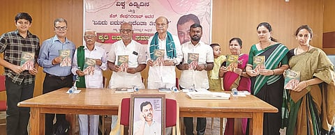 ಹೂವಿನಹಡಗಲಿಯಲ್ಲಿ ಸಾಹಿತಿ ಎಚ್.ಶೇಷಗಿರಿರಾವ್ ಅವರ ‘ಏನಿದು ಬದುಕು ಇದೆಂಥಾ ತಿರುವು’ ಕಿಡ್ನಿ ಕಸಿ ಕಥಾನಕ ಪುಸ್ತಕವನ್ನು ಪ್ರಕಾಶಕ ಸಿ.ಚನ್ನಬಸವಣ್ಣ ಬಿಡುಗಡೆಗೊಳಿಸಿದರು. ಲೇಖಕ ಹುರಕಡ್ಲಿ ಶಿವಕುಮಾರ, ಹಿರಿಯ ರೈತ ಹೋರಾಟಗಾರ ಜಿ.ಎಂ.ವೀರಸಂಗಯ್ಯ, ಸಾಹಿತಿ ಬಿ.ಪೀರ್ ಬಾಷಾ ಇತರರಿದ್ದರು. 