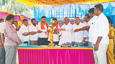 ಎಮ್ಮೆನತ್ತದಲ್ಲಿ ವಿವಿಧ ಕಾಮಗಾರಿಗೆ ಶಾಸಕ ಸಮೃದ್ಧಿ ವಿ.ಮಂಜುನಾಥ್​ ಭೂಮಿಪೂಜೆ Kolar