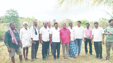 ಗುಬ್ಬಿ ತಾಲೂಕು ಹಾಗಲವಾಡಿ ಕೆರೆಗೆ ಹೇಮಾವತಿ ನೀರು ಹರಿಸುವ ಯೋಜನೆಗೆ ಅಡ್ಡಿ ಪಡಿಸಿದ ಯಕ್ಕಲ್ಲಕಟ್ಟೆ ಅಪ್ಪಣನಹಳ್ಳಿ ರೈತರ ಜಮೀನಿಗೆ ಶುಕ್ರವಾರ ಕಾಂಗ್ರೆಸ್ ಜಿಲ್ಲಾ ಉಪಾಧ್ಯಕ್ಷ ಶಂಕರನಂದ್ ಕಾಮಗಾರಿಗೆ ಚಾಲನೆ ನೀಡಿದರು. ತೆಂಗು ನಾರು ಮಂಡಳಿ ಮಾಜಿ ನಿರ್ದೇಶಕ ಸಣ್ಣರಂಗಯ್ಯ, ಹೇಮಾವತಿ ಎಇಇ ಮಹೇಶ್, ಇಂಜಿನಿಯರ್ ಭರತ್ ಕುಮಾರ್, ಕಂದಾಯ ತನಿಖಾಧಿಕಾರಿ ಗುರುಪ್ರಸಾದ್, ತಾಲೂಕು ಸರ್ವೆಯರ್ ವೀರೂಪಾಕ್ಷ, ರೈತರಾದ ಅಪ್ಪಣ್ಣ, ಸಿದ್ದಯ್ಯ, ಮುಖಂಡರಾದ ಪ್ರಸನ್ನಕುಮಾರ್, ಬಸವರಾಜ್ ಇತರರು ಇದ್ದರು. 