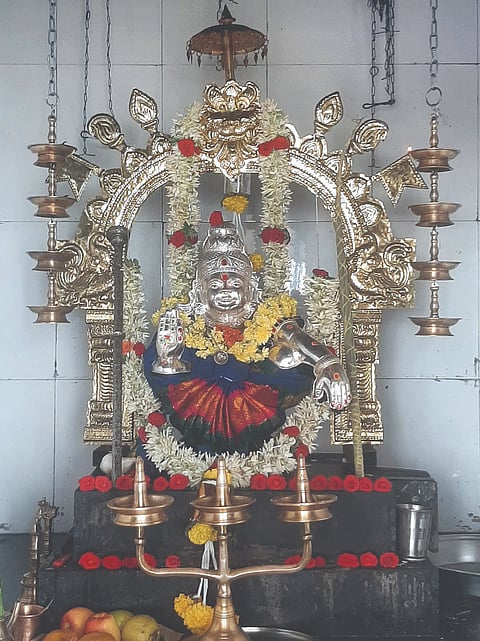 ಮಸ್ಕಿಯ ಅಯ್ಯಪ್ಪ ಸ್ವಾಮಿಗೆ ವಿಶೇಷ ಅಲಂಕಾರ ಮಾಡಿರುವುದು.