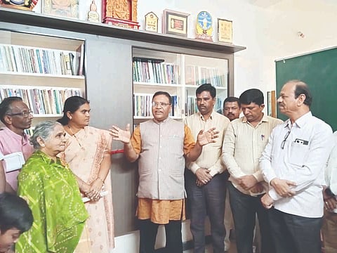 ಮಸ್ಕಿಯಲ್ಲಿ ಉಪನ್ಯಾಸಕ ಮಹಾಂತೇಶ ಮಸ್ಕಿ ಅವರ ಮನೆಯಲ್ಲಿ ಮನೆಗೊಂದು ಗ್ರಂಥಾಲಯವನ್ನು ಪುಸ್ತಕ ಪ್ರಾಧಿಕಾರದ ಅಧ್ಯಕ್ಷ ಡಾ.ಮಾನಸ ಉದ್ಘಾಟಿಸಿದರು. ಪ್ರಮುಖರಾದ ಮಹಾಂತಗೌಡ ಪಾಟೀಲ್, ಶಶಿಕಾಂತ ಕಾಡ್ಲೂರು, ವಿದ್ಯಾವತಿ ವನಕಿ, ಗಿರಿಜಮ್ಮ ಸಾಲಿಮಠ ಇದ್ದರು.