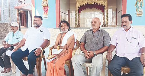 ನಂಜನಗೂಡು: ನಗರದ ಅಯ್ಯಪ್ಪಸ್ವಾಮಿ ದೇವಸ್ಥಾನದ 28ನೇ ವರ್ಷದ ಬ್ರಹ್ಮೋತ್ಸವ ಡಿ. 16ರಿಂದ 26ರವರೆಗೆ ಅತ್ಯಂತ ಸಡಗರ ಸಂಭ್ರಮದಿಂದ ನಡೆಯಲಿದೆ.  16ರ ಬೆಳಗ್ಗೆ 9.30ರಿಂದ 10.15ರೊಳಗೆ ಧ್ವಜಾರೋಹಣ ನೆರವೇರಿಸುವ ಮೂಲಕ ಬ್ರಹ್ಮೋತ್ಸವಕ್ಕೆ ಚಾಲನೆ ನೀಡಲಾಗುವುದು ಎಂದು ಗುರುಸ್ವಾಮಿ ಪಿ. ದೇವರಾಜು ಸುದ್ದಿಗೋಷ್ಠಿಯಲ್ಲಿ ವಿವರಿಸಿದರು.