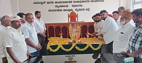  ನಗರದ ತಾಲೂಕು ಕಚೇರಿ ಸುಭಂಗಣದಲ್ಲಿ ಶ್ರೀ ಶಿವಯೋಗಿ ಸಿದ್ದರಾಮೇಶ್ವರ ಜಯಂತಿ ಕಾರ್ಯಕ್ರಮವನ್ನು ಆಚರಿಸಲಾಯಿತು. ಶಿವಕುಮಾರ್ ಕಾಸನೂರು, ಬಾಲಾಜಿ, ವಸಂತ್ ಕುಮಾರ್ ಸೇರಿದಂತೆ ಇತರರು ಇದ್ದರು.