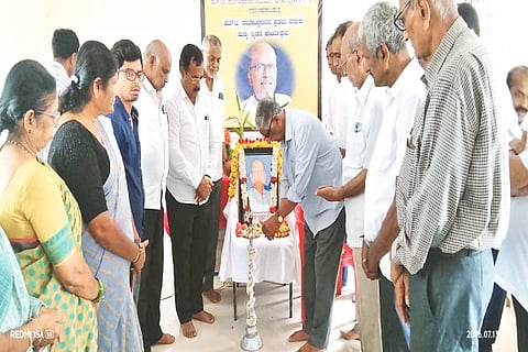 ಎನ್.ಆರ್.ಪುರದಲ್ಲಿ ಎಚ್.ಟಿ.ರಾಜೇಂದ್ರ ಅವರ ಪ್ರಥಮ ವರ್ಷದ ಪುಣ್ಯಸ್ಮರಣೆ ಕಾರ್ಯಕ್ರಮವನ್ನು ಡಿ.ಸಿ.ದಿವಾಕರ ಉದ್ಘಾಟಿಸಿದರು.