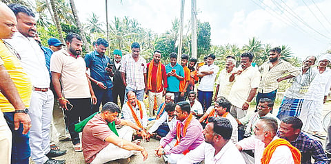 ಪಾಂಡವಪುರ ತಾಲೂಕಿನ ಶಂಭೂನಹಳ್ಳಿ ಸಮೀಪ ಕುಸಿದು ಬಿದ್ದಿರುವ ಸೇತುವೆ ದುರಸ್ತಿ ಪಡಿಸುವಂತೆ ಪ್ರತಿಭಟನೆ ನಡೆಸುತ್ತಿದ್ದ ಪ್ರತಿಭಟನಾಕಾರರೊಂದಿಗೆ ಶಾಸಕ ದರ್ಶನ್ ಪುಟ್ಟಣ್ಣಯ್ಯ ಚರ್ಚಿಸಿ ಸಮಸ್ಯೆ ಬಗೆಹರಿಸುವ ಭರವಸೆ ನೀಡಿದರು. ನೀಲನಹಳ್ಳಿ ಧನಂಜಯ, ಮಂಜು, ಕನ್ನಂಬಾಡಿ ಸುರೇಶ್ ಇತರರು ಇದ್ದರು.