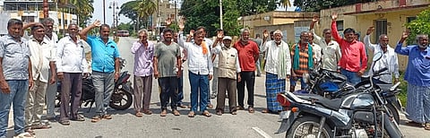 ಕೆಆರ್‌ಎಸ್ ಜಲಾಶಯದಿಂದ ಅಚ್ಚುಕಟ್ಟು ವ್ಯಾಪ್ತಿಯ ಎಲ್ಲ ನಾಲೆಗಳಿಗೆ ತಕ್ಷಣ ನೀರು ಹರಿಸುವಂತೆ ಆಗ್ರಹಿಸಿ ರೈತರು ಪ್ರತಿಭಟನೆ ನಡೆಸಿದರು. ಎಚ್.ಎನ್.ಮಂಜುನಾಥ್, ಎನ್.ಭಾಸ್ಕರ್, ಚನ್ನಕೇಶವ ಇತರರು ಇದ್ದರು.
