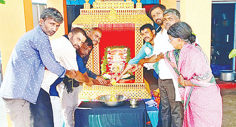 ಪಾಂಡವಪುರದ ಮಹಾಂಕಾಳೇಶ್ವರಿ ಬಡಾವಣೆಯ ಶ್ರೀ ಶನೈಶ್ಚರಸ್ವಾಮಿ ದೇವಸ್ಥಾನ ಪಕ್ಕದ ಅಯ್ಯಪ್ಪಸ್ವಾಮಿ ಸನ್ನಿಧಿಯಲ್ಲಿ ಅಯ್ಯಪ್ಪಸ್ವಾಮಿಗೆ ತುಪ್ಪದ ಅಭಿಷೇಕ ನೆರವೇರಿಸಲಾಯಿತು.