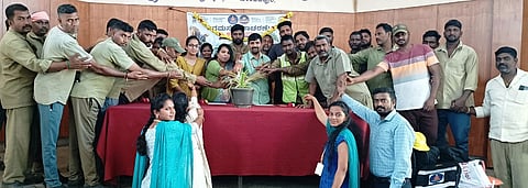 ಕೇಂದ್ರ ಸರ್ಕಾರದ ನಮಸ್ತೆ ಯೋಜನೆಯಡಿ ಪುರಸಭೆ ಮುಖ್ಯಾಧಿಕಾರಿ ಪೌರಕಾರ್ಮಿಕರಿಗೆ ಸುರಕ್ಷಾ ಪರಿಕರಗಳನ್ನು ವಿತರಿಸಿದರು. ಕೋಮಲಾ, ಮಂಜುನಾಥ್, ಎಂ.ಸಿ.ಸಹನಾ ಇತರರು ಇದ್ದರು.
