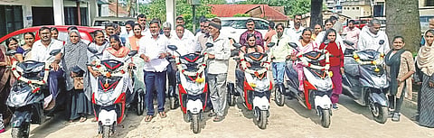ಸಕಲೇಶಪುರದಲ್ಲಿ ಅಂಗವಿಕಲರಿಗೆ ವಿದ್ಯುತ್ ಚಾಲಿತ ಸ್ಕೂಟರ್‌ಗಳನ್ನು ಶಾಸಕ ಸೀಮೆಂಟ್ ಮಂಜು ವಿತರಿಸಿದರು. 