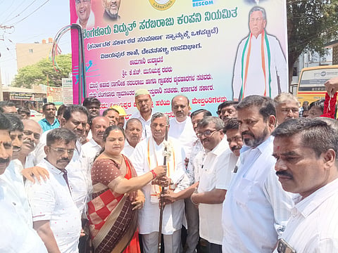 ವಿಜಯಪುರದ ದೇವನಹಳ್ಳಿ ರಸ್ತೆಯ ಬಸವೇಶ್ವರ ನಗರದ ಬಸ್​ ನಿಲ್ದಾಣದ ಬಳಿ ವಿವಿಧ ಅಭಿವೃದ್ಧಿ ಕಾಮಗಾರಿಗಳಿಗೆ ಜಿಲ್ಲಾ ಉಸ್ತುವಾರಿ ಸಚಿವ ಕೆ.ಎಚ್​. ಮುನಿಯಪ್ಪ ಚಾಲನೆ ನೀಡಿದರು. ಅಂತಾರಾಷ್ಟ್ರೀಯ ವಿಮಾನ ನಿಲ್ದಾಣದ ನಿರ್ದೇಶಕ ವಿ.ಮಂಜುನಾಥ್​, ರಾಮಚಂದ್ರಪ್ಪ, ಜಿಪಂ ಮಾಜಿ ಅಧ್ಯಕ್ಷ ಬಿ.ರಾಜಣ್ಣ, ಪುರಸಭೆ ಅಧ್ಯಕ್ಷೆ ಭವ್ಯಾ ಮಹೇಶ್​ ಇತರರು ಇದ್ದರು.