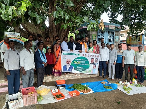 ವಿಜಯಪುರ ಸಾವಯವ ಕೃಷಿ ಆಧಾರಿತ ತರಕಾರಿ ಮಾರುಕಟ್ಟೆಯಲ್ಲಿ ರೈತರನ್ನು ಬಿಜೆಪಿಯಿಂದ ಸನ್ಮಾನಿಸಲಾಯಿತು. ತಾಲೂಕು ಮಂಡಲ ಅಧ್ಯಕ್ಷ ಎಲ್​.ಎನ್​ ಅಂಬರೀಶ್​ಗೌಡ, ತಾಲೂಕು ಕಾರ್ಯದರ್ಶಿ (ಧರ್ಮಪುರ) ಅನಿಲ್​, ಟೌನ್​ ಬಿಜೆಪಿ ಅಧ್ಯಕ್ಷ ವೆಂಕಟೇಶ ಪ್ರಭು, ಕಾರ್ಯದರ್ಶಿ ಶಾಮಣ್ಣ, ತಾಲೂಕು ಮಾಜಿ ಕಾರ್ಯದರ್ಶಿ ರವಿಕುಮಾರ್​, ಬೆಂ. ಗ್ರಾಮಾಂತರ ಜಿಲ್ಲಾ ಬಿಜೆಪಿ ಪ್ರಧಾನ ಕಾರ್ಯದರ್ಶಿ ನಾಗವೇಣಿ, ಉಪಾಧ್ಯಕ್ಷರಾದ ರಾಮಕೃಷ್ಣ ಹೆಗಡೆ, ರಾಮು, ಭಗವಾನ್​ ಇದ್ದರು.