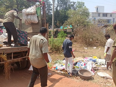 ವಿಜಯಪುರದ ಜನವಸತಿ ಪ್ರದೇಶದ ಮನೆಗಳ ಮುಂದೆಯೇ ಸುರಿದ ಕಸವನ್ನು ಪೌರಕಾರ್ಮಿಕರು  ಸ್ವಚ್ಛಗೊಳಿಸಿದರು.