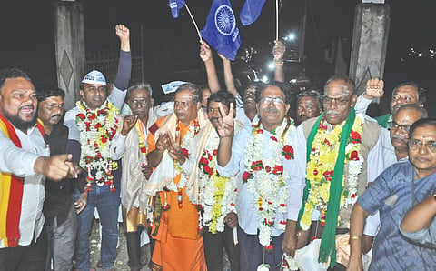  ವಿಜಯಪುರದಲ್ಲಿ ಸರ್ಕಾರಿ ವೈದ್ಯಕೀಯ ಕಾಲೇಜ್ ಸ್ಥಾಪನೆ ಹೋರಾಟ ಸಂದರ್ಭದಲ್ಲಿ ಬಂಧನಕ್ಕೊಳಗಾಗಿದ್ದ ಹೋರಾಟಗಾರರು ಜಾಮೀನಿನ ಮೇಲೆ ಜೈಲಿನಿಂದ ಬಿಡುಗಡೆಯಾದ ಸಂದರ್ಭದಲ್ಲಿ ಅವರನ್ನು ಶಾಲು ಹೊದಿಸಿ, ಹೂಮಾಲೆ ಹಾಕಿ, ಸಿಹಿ ತಿನ್ನಿಸಿ ಸಂಭ್ರಮಿಸಲಾಯಿತು. ಹೋರಾಟಗಾರರಾದ ಪೂಜ್ಯ ಸಂಗನಬಸವೇಶ್ವರ ಸ್ವಾಮೀಜಿ, ಭಿ. ಭಗವಾನರೆಡ್ಡಿ, ಸಿದ್ರಾಮ ಹಳ್ಳೂರ, ಅರವಿಂದ ಕುಲಕರ್ಣಿ, ಭೋಗೇಶ ಸೊಲ್ಲಾಪೂರ, ಅನೀಲ ಹೊಸಮನಿ ಇತರರಿದ್ದಾರೆ.