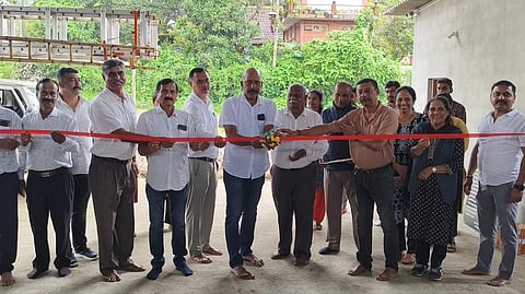 ವಿರಾಜಪೇಟೆಯಲ್ಲಿ ಕಟ್ಟಡ ಸಾಮಗ್ರಿಗಳ ನೂತನ ಮಳಿಗೆಯನ್ನು ಕೊಡಗು ಜಿಲ್ಲಾ ಸಹಕಾರ ಮಾರಾಟ ಮಹಾಮಂಡಳ ಅಧ್ಯಕ್ಷ ವಾಟೇರಿರ ಬೋಪಣ್ಣ ಉದ್ಘಾಟಿಸಿದರು. ಕಂಜಿತಂಡ ಮಂದಣ್ಣ, ಕೊಕ್ಕಂಡ ಎ.ಬಿದ್ದಪ್ಪ, ಚೇನಂಡ ಈ.ಗೀರಿಶ್ ಪೂಣಚ್ಚ, ಮೂಕೊಂಡ ಪಿ.ಸುಬ್ರಮಣಿ, ಅಂಜಪರವಂಡ ಅನೀಲ್ ಮಂದಣ್ಣ, ಕೂತಂಡ ಸಚೀನ್ ಕುಟ್ಟಯ್ಯ, ಪುಲಿಯಂಡ ಎ.ಪೊನ್ನಣ್ಣ, ಕರ್ತಚ್ಚೀರ ಬಿ.ಲತಾ, ಪುಟ್ಟಿಚಂಡ ವೀಣಾ ಮಹೇಶ್, ಕೆ.ಆರ್. ವಿನೋದ್ ಇದ್ದರು.
