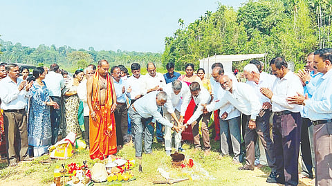 ಕೊಡಗು ಐರಿ ಸಮಾಜದ ಅಪ್ಪಚ್ಚಂಡ  ಉತ್ತಪ್ಪ ಸಭಾಂಗಣ ಐರಿ ಸಮಾಜ ಸಮುದಾಯ ಭವನದ ಭೂಮಿಪೂಜೆಯನ್ನು ಶಾಸಕ ಎ. ಎಸ್.ಪೊನ್ನಣ್ಣ ನೆರವೇರಿಸಿದರು. ಅಕ್ಕಚ್ಚಿರ ಮುದ್ದಪ್ಪ, ಐರಿ ಸಮಾಜದ ಮಾಜಿ ಅಧ್ಯಕ್ಷ ಮೇಲತ್ತಂಡ ಗೋಪಾಲ, ತಟ್ಟಂಡ ಪೂಣಚ್ಚ, ಕೊಡವ ಸಾಹಿತ್ಯ ಅಕಾಡೆಮಿ ಸದಸ್ಯ ಪೊನ್ನೀರ ಗಗನ್ ಇದ್ದರು.