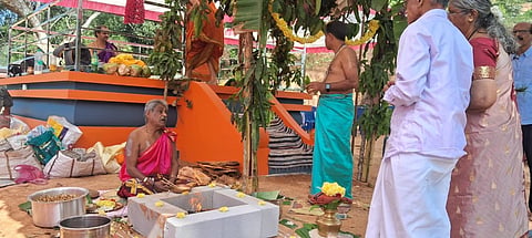 ಶ್ರೀ ಮಲೆತಿರಿಕೆ ಮಹಾದೇಶ್ವರ ಬೆಟ್ಟದ ಬಸವನ ಕಟ್ಟೆ ಪುನರ್ ಪ್ರತಿಷ್ಠಾಪನೆಯ ಪೂಜಾ ಕೈಂಕರ್ಯ ನೆರವೇರ ಕಣ್ಣರುವುದು.