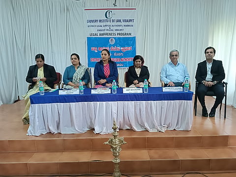 ಕಾವೇರಿ ಇನ್ಸ್ಟಿಟ್ಯೂಟ್ ಆಫ್ ಲಾ ಹಾಗೂ ಕಾವೇರಿ ಕಾಲೇಜು ವಿರಾಜಪೇಟೆ ಸಂಯಕ್ತ ಆಶ್ರಯದಲ್ಲಿ ಕಾನೂನಿನ ಅರಿವು ಕಾರ್ಯಕ್ರಮ ನಡೆಯಿತು. ಹಿರಿಯ ಸಿವಿಲ್ ನ್ಯಾಯಾಧೀಶರು ಮತ್ತು ಮಡಿಕೇರಿ ಡಿ.ಎಲ್.ಎಸ್. ಎ ಸದಸ್ಯ ಕಾರ್ಯದರ್ಶಿ ಶುಭಾ ವೇದಿಕಾ ರೆಡ್ಡಿ , ಬೆನೆಡಿಕ್ಟ್ ಆರ್ ಸಲ್ಡಾನಾ , ಹಾಜ್ಹೀರ , ವಿನೀತಾ , ಪ್ರಶಾಂತ್ ಇದ್ದರು.