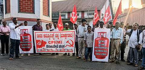 ಗ್ಯಾಸ್ ಸಿಲಿಂಡರ್ ಬೆಲೆ ಏರಿಕೆ ಖಂಡಿಸಿ ಭಾರತ ಕಮ್ಯೂನಿಸ್ಟ್ ಪಕ್ಷ(ಮಾರ್ಕ್ಸವಾದಿ) ವಿರಾಜಪೇಟೆ ಘಟಕ ಶುಕ್ರವಾರ ಪ್ರತಿಭಟನೆ ನಡೆಸಿತು. ಕೆ.ವಿ.ಸುನಿಲ್, ಡಾ.ಇ.ಆರ್.ದುರ್ಗಾಪ್ರಸಾದ್, ಸಿಪಿಐ ಪಕ್ಷದ ಜಿಲ್ಲಾ ಸಮಿತಿ ಸದಸ್ಯ ಪಿ.ಆರ್.ಭರತ್, ಡಿಎಸ್‌ಎಸ್ ಸಮಿತಿ ಸದಸ್ಯ ಸತೀಶ್,  ಕೆ.ಕೆ.ಹರಿದಾಸ್, ಪಿ.ಖಾಲಿದ್, ಕೆ. ಖಾಸಿಂ, ಡಿವೈಎಫ್‌ಐ ಮುಖಂಡರಾದ ಸಾಧಿಕ್ ಇತರರು ಇದ್ದರು.