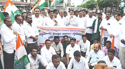 ಯಾದಗಿರಿಯಲ್ಲಿ ಶುಕ್ರವಾರ ವಿವಿಧ ರಸ್ತೆಗಳಲ್ಲಿ ಸಂಚರಿಸಿದ ಜಿಲ್ಲಾಽಕಾರಿ ರಾಹುಲ್ ಪಾಂಡ್ವೆ, ಎಸ್‌ಪಿ ಪೃಥ್ವಿಕ್ ಶಂಕರ್ ಅಲ್ಲಿನ ಸ್ಥಿತಿಗತಿ ಪರಿಶೀಲಿಸಿದರು. ಪೌರಾಯುಕ್ತ ಉಮೇಶ ಚವ್ಹಾಣ್, ಶರಣಮ್ಮ ಇತರರಿದ್ದರು.