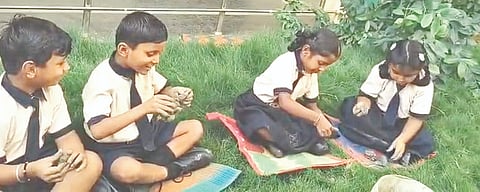 ಯಾದಗಿರಿ ನವನಂದಿ ಶಾಲೆಯಲ್ಲಿ ಮಂಗಳವಾರ ಮಣ್ಣೇತ್ತಿನ ಅಮಾವ್ಯಾಸೆ ನಿಮಿತ್ತ ಮಕ್ಕಳಿಂದ ಮಣ್ಣಿನ ಎತ್ತುಗಳನ್ನು ತಯಾರಿಸಲಾಯಿತು.