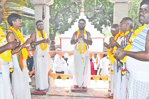ಯಾದಗಿರಿ ಸಮೀಪದ ಹೆಡಗಿಮದ್ರಿಯ ಶಾಂತ ಶಿವಯೋಗೇಶ್ವರ ಸಂಸ್ಥಾನ ಮಠದಲ್ಲಿ ಮಂಗಳವಾರ ಆರಂಭವಾದ ಸಪ್ತ ಭಜನೆಯಲ್ಲಿ ಭಾಗವಹಿಸಿದ್ದ ರೈತರು.