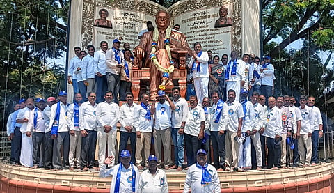 ಯಳಂದೂರು ಪಟ್ಟಣದ ಡಾ.ಬಿ.ಆರ್.ಅಂಬೇಡ್ಕರ್ ಭವನದ ಮುಂಭಾಗದಲ್ಲಿನ ಅಂಬೇಡ್ಕರ್ ಪ್ರತಿಮೆಗೆ ಮಂಗಳವಾರ ಶಾಸಕ ಎ.ಆರ್.ಕೃಷ್ಣಮೂರ್ತಿ ಮಾಲಾರ್ಪಣೆ ಮಾಡಿದರು.