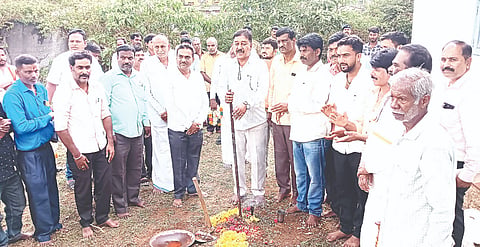 ಯಳಂದೂರು ತಾಲೂಕಿನ ಬಿಳಿಗಿರಿರಂಗನಬೆಟ್ಟದ ನಾಯಕ ಸಮುದಾಯ ಭವನದ ಅಭಿವೃದ್ಧಿ ಕಾಮಗಾರಿಗೆ ಶಾಸಕ ಎ.ಆರ್.ಕೃಷ್ಣಮೂರ್ತಿ ಗುರುವಾರ ಭೂಮಿಪೂಜೆ ನೆರವೇರಿಸಿದರು. ಜೆ.ಯೋಗೇಶ್, ಕಿನಕಹಳ್ಳಿ ಪ್ರಭುಪ್ರಸಾದ್, ನಂಜೇಗೌಡ, ಕೇಶವಮೂರ್ತಿ, ಶಶಿಕಲಾ ಇದ್ದರು.