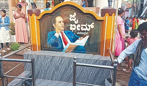 ಚಾಮರಾಜನಗರ ತಾಲೂಕಿನ ಮಸಣಾಪುರ ಗ್ರಾಮದಲ್ಲಿ ಅಂಬೇಡ್ಕರ್ ಭಾವಚಿತ್ರಕ್ಕೆ ಅಪಮಾನ ಮಾಡಿರುವ ವ್ಯಕ್ತಿಯನ್ನು ಗ್ರಾಮಸ್ಥರು ಸೆರೆಹಿಡಿದು ಕಂಬಕ್ಕೆ ಕಟ್ಟಿ ಹಾಕಿರುವುದು.