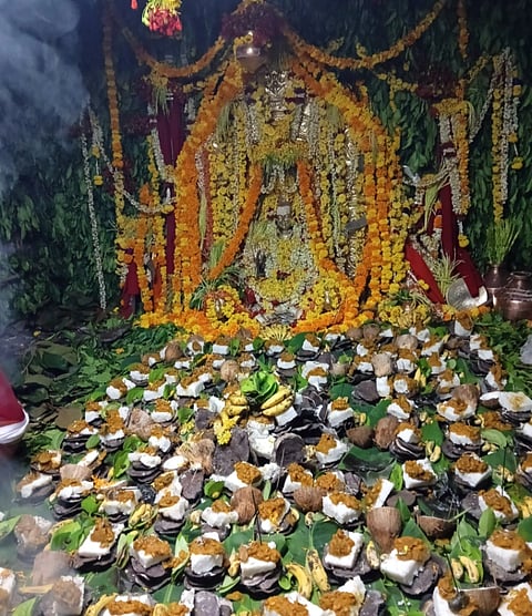 ಯಳಂದೂರು ತಾಲೂಕಿನ ಬಿಳಿಗಿರಿರಂಗನಬೆಟ್ಟದ ಮುತ್ತಗದ ಗದ್ದೆ ಪೋಡಿನಲ್ಲಿ ಸೋಮವಾರ ರಾತ್ರಿ ಸೋಲಿಗರ ವಿಶಿಷ್ಟ ರೊಟ್ಟಿ ಹಬ್ಬ ಆಚರಣೆಯಲ್ಲಿ ರಾಗಿ ರೊಟ್ಟಿ, ಕುಂಬಳಕಾಯಿ ಪಲ್ಯವನ್ನು ದೇವರ ಮುಂದೆ ನೈವೇದ್ಯ ಇಟ್ಟಿರುವುದು. 